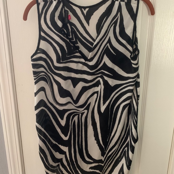 Vince Camuto Black & White Zebra Top - Picture 2 of 3